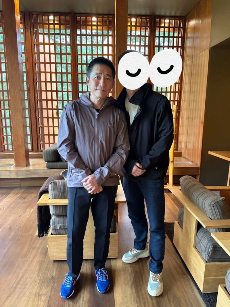 一對男女游客到不丹蜜月旅行，在同一間酒店找來梁朝偉合影。