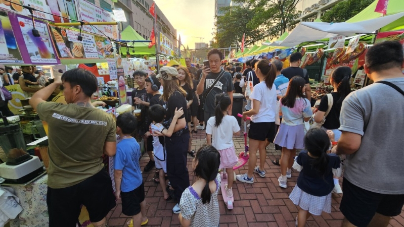 元朗嘉年華現(xiàn)場(chǎng)人頭涌涌，各專區(qū)到處擠得水泄不通。