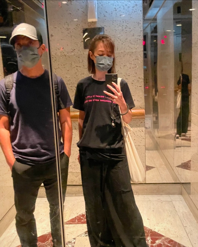 趙學(xué)而罕有分享老公合照。