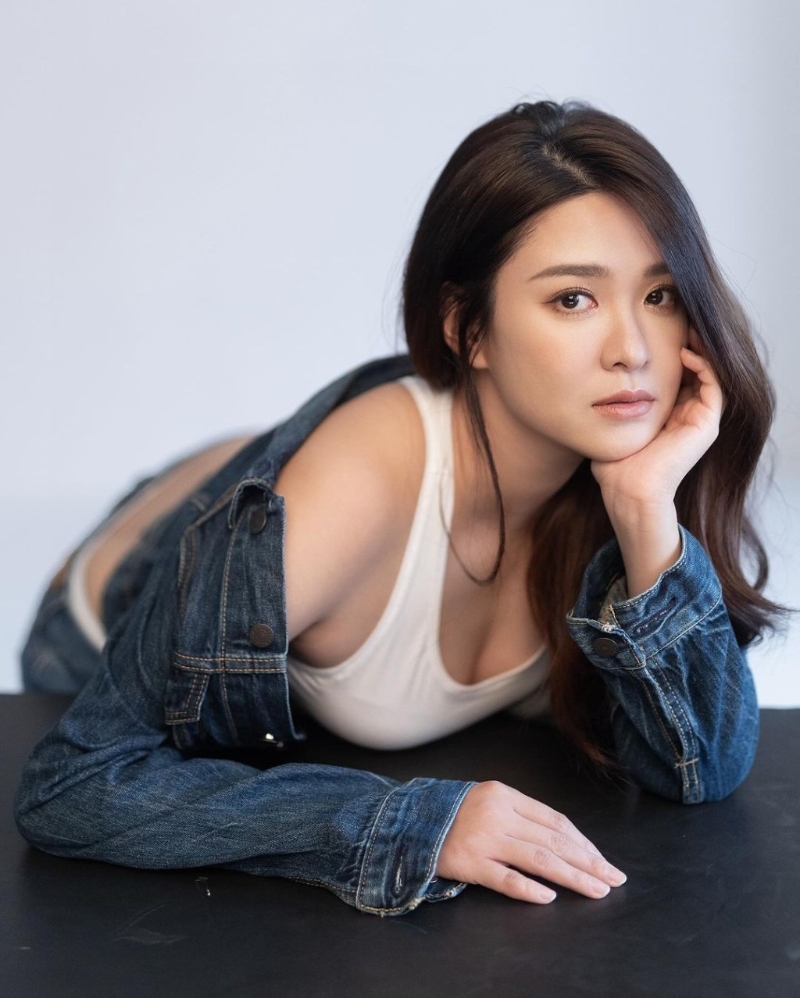 江嘉敏雖穿回藍色牛仔外套，惟俯身托下巴，完美展現(xiàn)澎湃3D上圍。