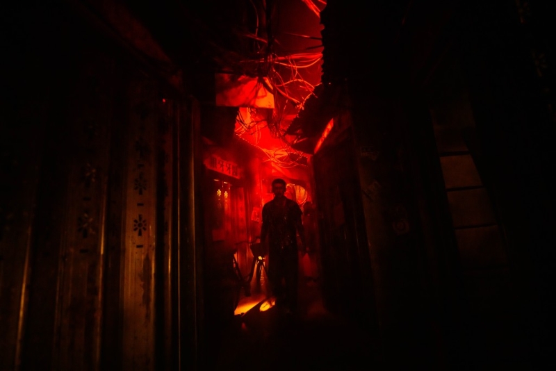 黑暗的橫街窄巷、鐵皮屋、小食檔及賭檔等等場景將