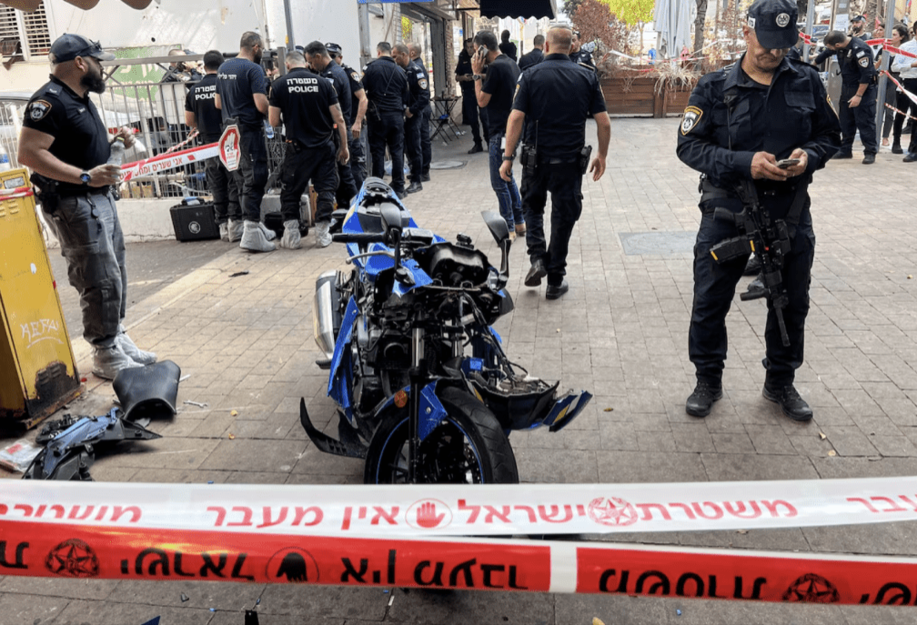 兇徒騎著電單車在不同地點之間移動攻擊