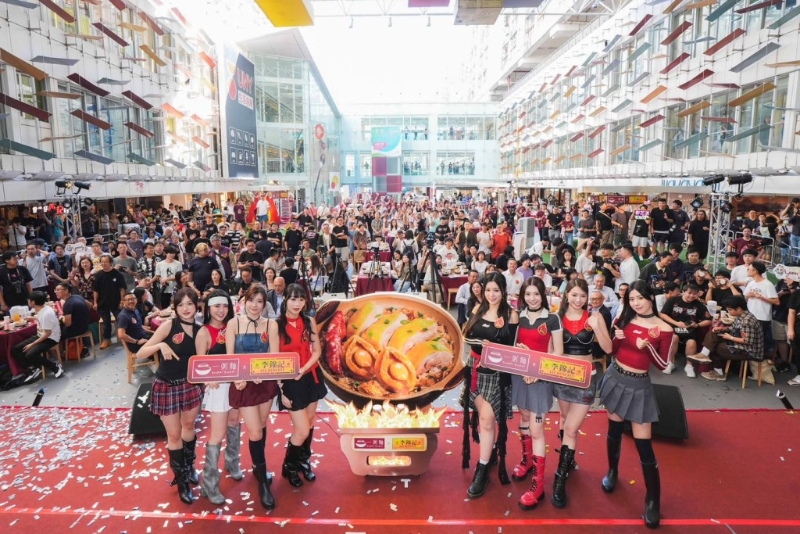 一粥面早前與李錦記破天荒合作舉辦「火力全開！鮑魚煲仔飯千人挑戰(zhàn)！」，號召1230人輪流品嘗鮑魚煲仔飯，成功創(chuàng)下千人馬拉松式世界紀錄。（圖片來源： 官方圖片）