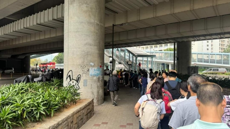 有網(wǎng)民指到深圳灣口岸的B2巴士線排了一條長龍。