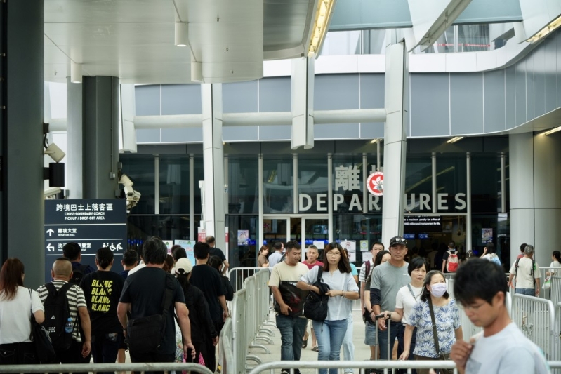 截至下午4時(shí)，各管制站錄得逾51萬(wàn)港人出境。