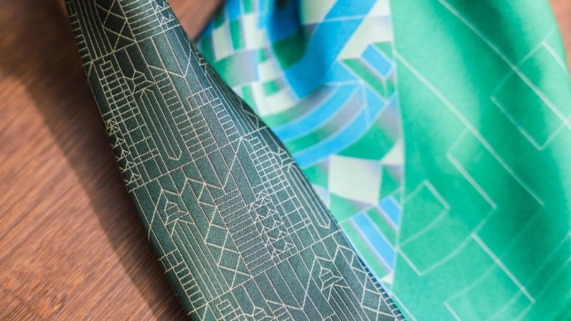 行政長官李家超指當(dāng)日會(huì)團(tuán)隊(duì)一起穿戴由香港理工大學(xué)師生攜手設(shè)計(jì)制作的領(lǐng)呔和領(lǐng)巾。