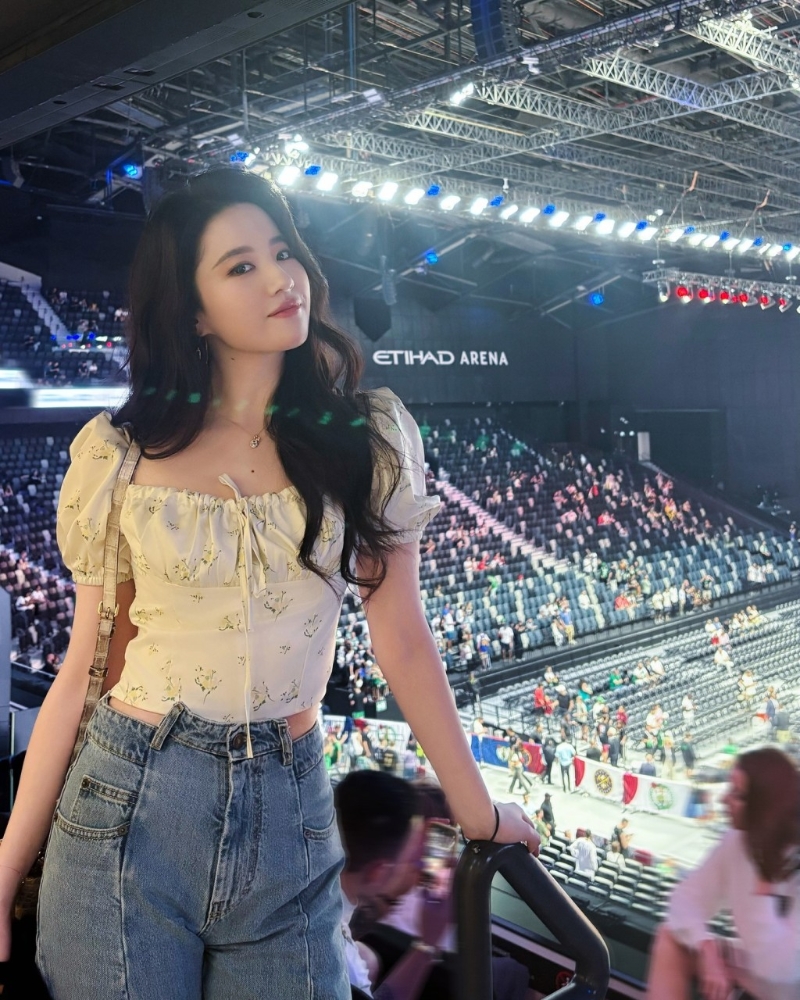 劉亦菲為阿聯(lián)酋首都阿布扎比體驗代言人，近日飛住當(dāng)?shù)乜碞BA季前熱身賽，由應(yīng)屆總冠軍波士頓凱爾特人對上屆冠軍丹佛金塊的賽事。