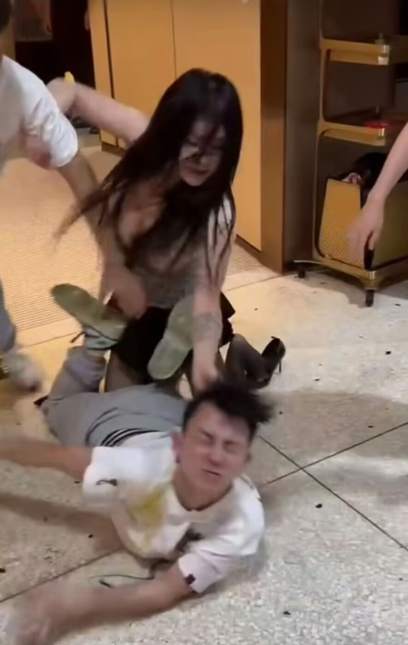 姜顏壓住男子狂毆。