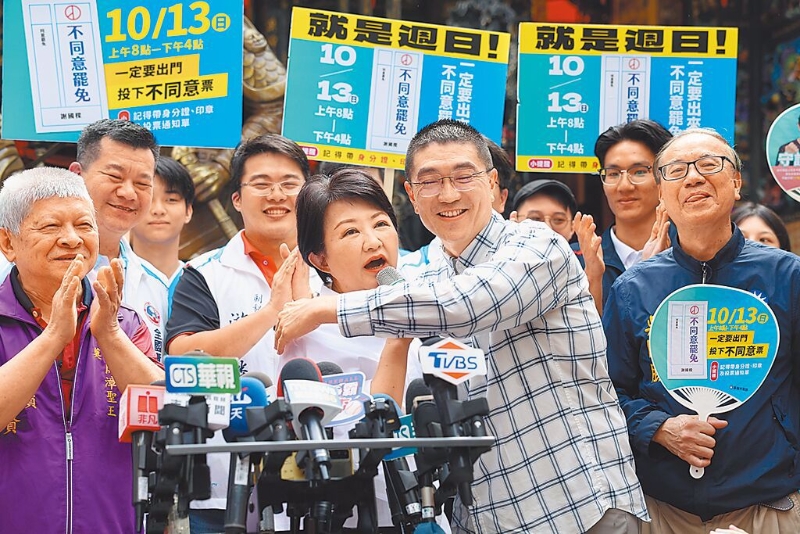 臺中市長盧秀燕(前左2)12日前往基隆「挺善梁」，與基隆市長謝國梁(前右2)擁抱展現(xiàn)大團(tuán)結(jié)。（資料照)