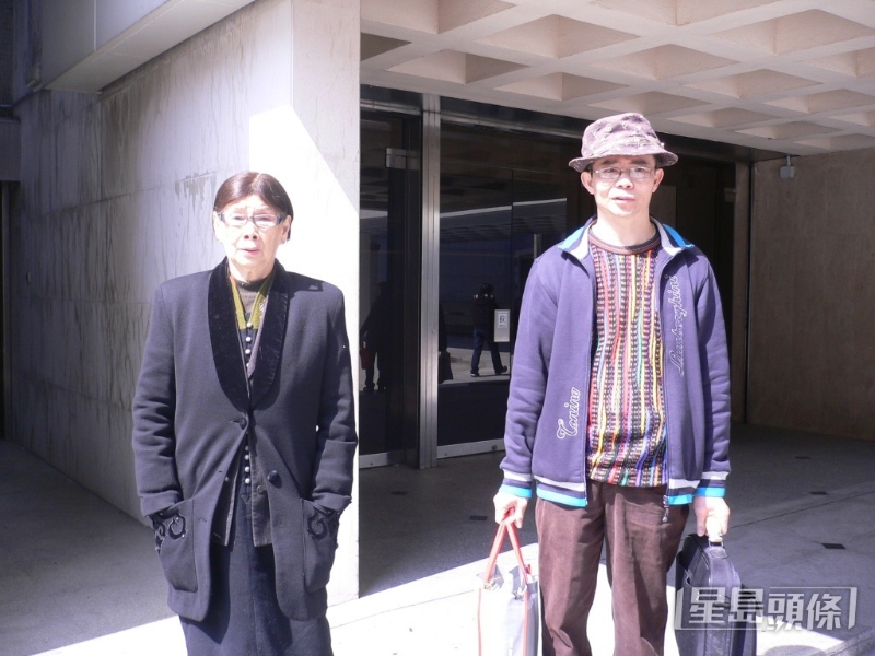 梅媽2004年至2011年間多次出入法院，梅啟明在旁傍實(shí)。