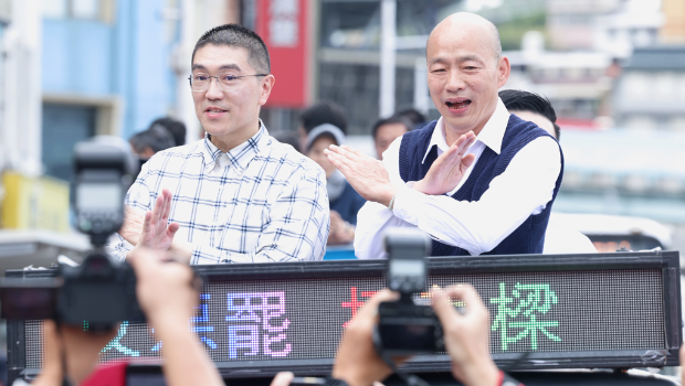 圖為臺灣立法機(jī)構(gòu)負(fù)責(zé)人韓國瑜（右）12日陪同基隆市長謝國梁掃街拜票