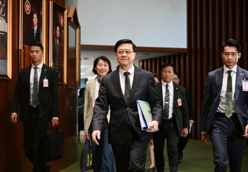 行政長官李家超到立法會宣讀2024年施政報告。 蘇正謙攝