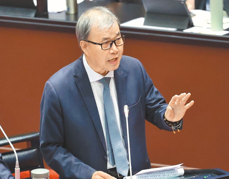 教育部長鄭英耀15日在“立法院”答詢表示，青年服勤同意書指的主要是后勤協(xié)助。