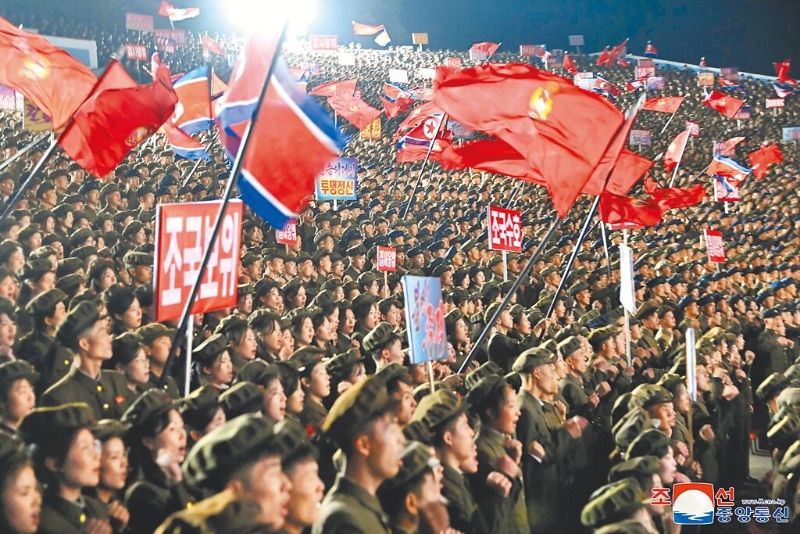 朝中社16日發(fā)布的未注明日期照片中，包括學(xué)生和青年團(tuán)官員在內(nèi)的年輕人，參加入伍活動(dòng)。