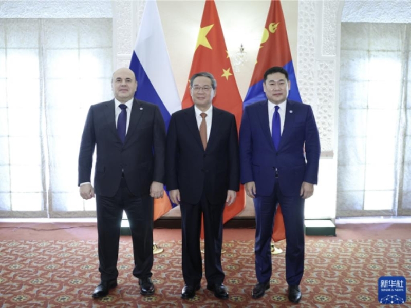 當?shù)貢r間10月16日，中國國務院總理李強（中）與俄羅斯總理米哈伊爾·米舒斯京(Mikhail Mishustin)（左）及蒙古國總理羅布桑那木斯來·奧云額爾登(Luwsannamsrai Oyun-Erdene)（右）舉行了三方會談。