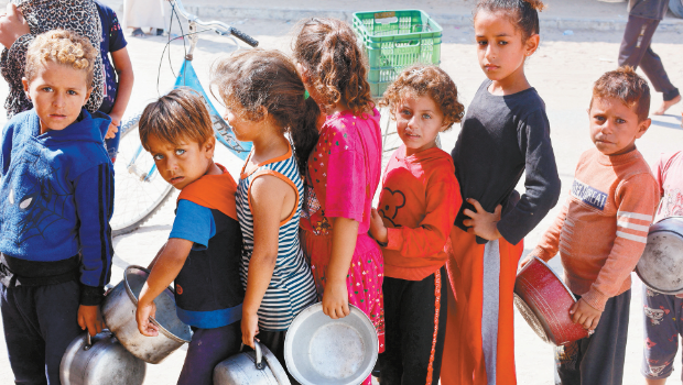 圖為一群孩子在排隊領(lǐng)食物 圖為一群孩子在排隊領(lǐng)食物