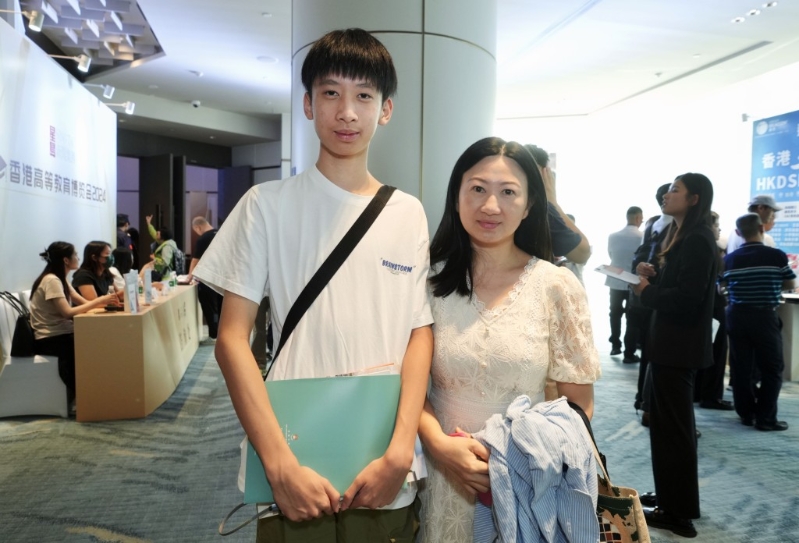就讀廣州暨大港澳子弟學校高二的麥同學（左），與母親（右）一同參與博覽會。