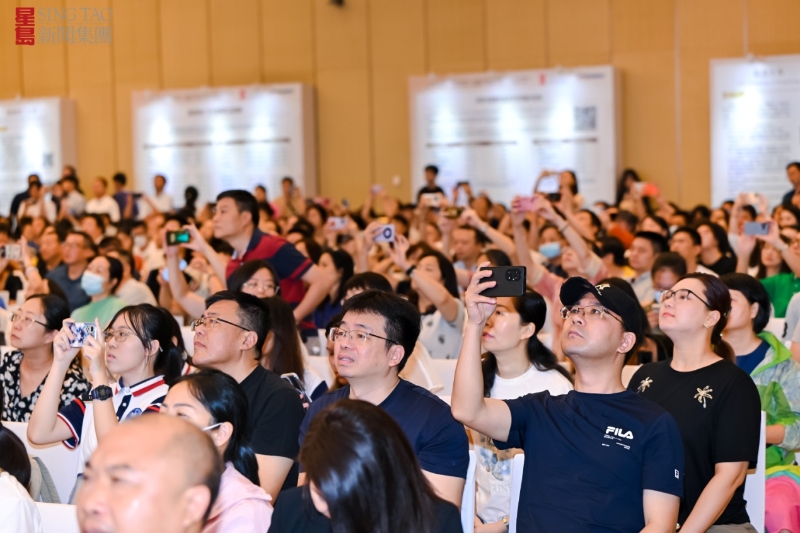 主會(huì)場(chǎng)座無虛席，上千觀眾認(rèn)真聽講，到關(guān)鍵之處還紛紛拿出手機(jī)拍照記錄。