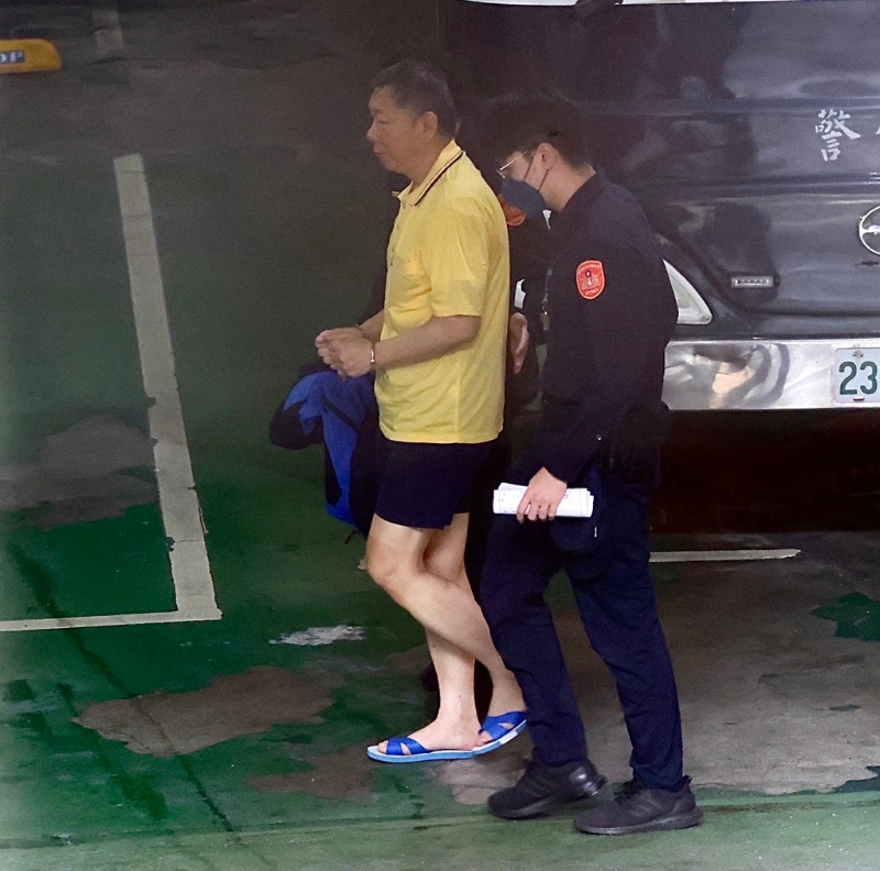 檢廉偵辦京華城案，檢方16日提訊在押的民眾黨主席柯文哲（左）。