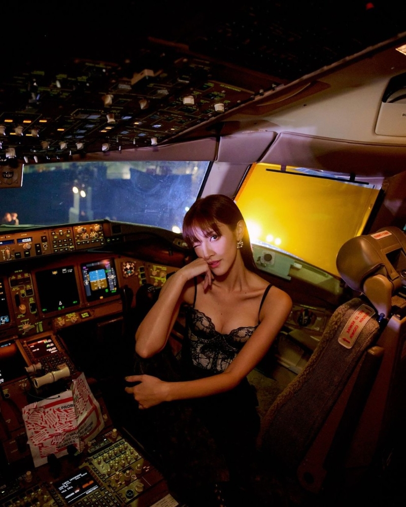 陳凱琳谷胸登機，其激凸身材可說是瀕臨在走光邊緣。