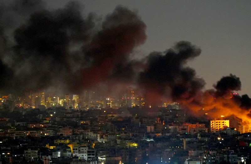 以色列20日空襲黎巴嫩真主黨（Hezbollah）金融機(jī)構(gòu)Al-Qard Al-Hassan，該機(jī)構(gòu)堪稱真主黨金庫，每年流入10億美元現(xiàn)金。圖為20日貝魯特南部郊區(qū)遭遇空襲。