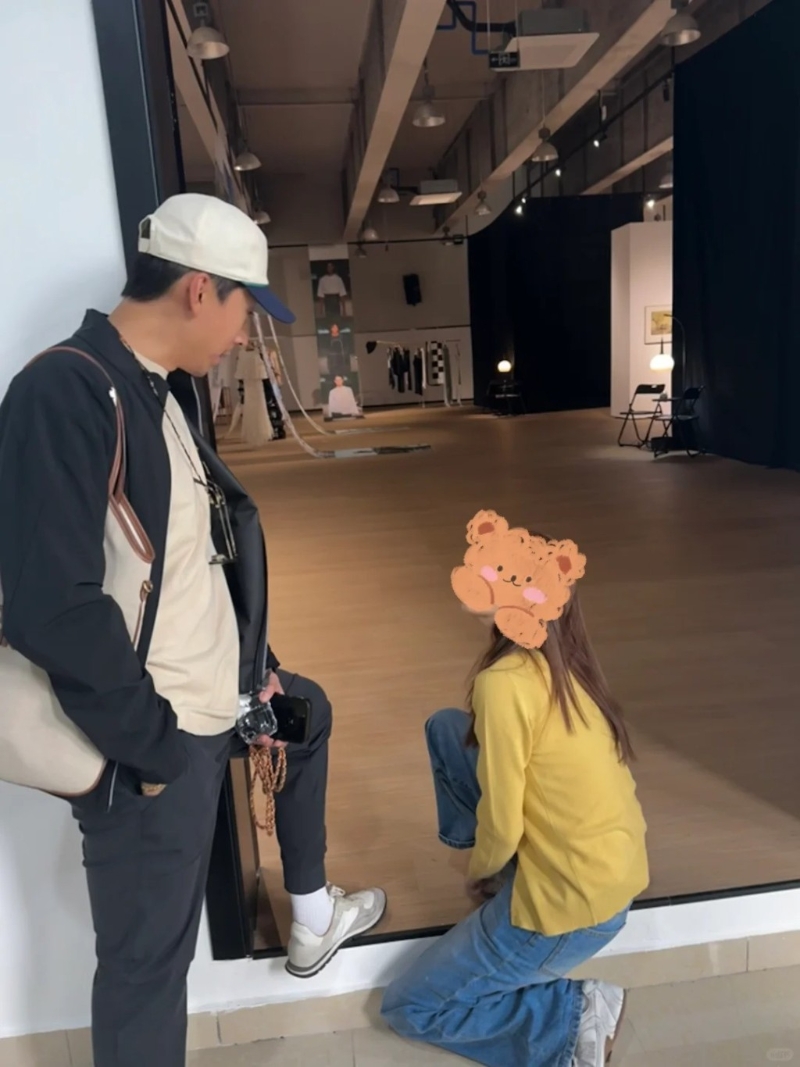 日前，施伯雄在小紅書上分享了一張吳千語在街頭單膝跪地為他“擦鞋”的照片。