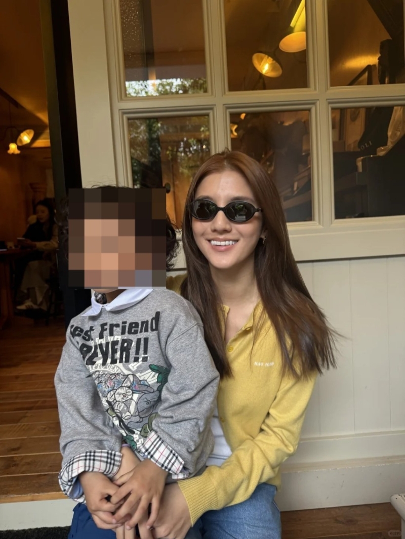 有眼利網(wǎng)民發(fā)現(xiàn)該女士的衣著與日前吳千語同粉絲合照的打扮一模一樣，所以便猜出該神秘女士就是吳千語。