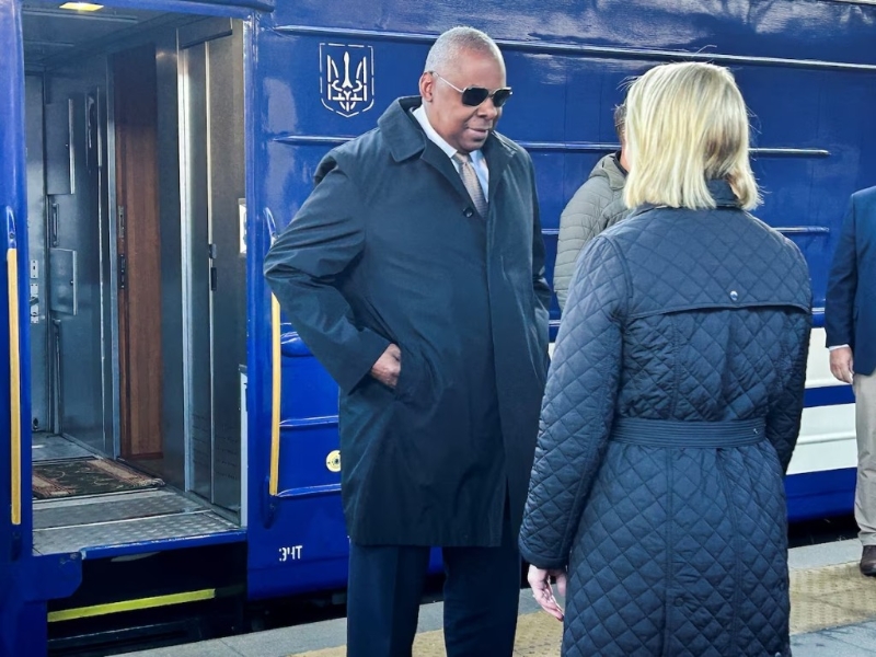 奧斯汀從波蘭乘坐火車(chē)抵達(dá)基輔。路透社