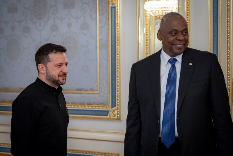 奧斯汀宣布向?yàn)蹩颂m提供4億美元武器。路透社