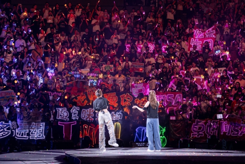 粉絲為Twins做了不同的應(yīng)援。