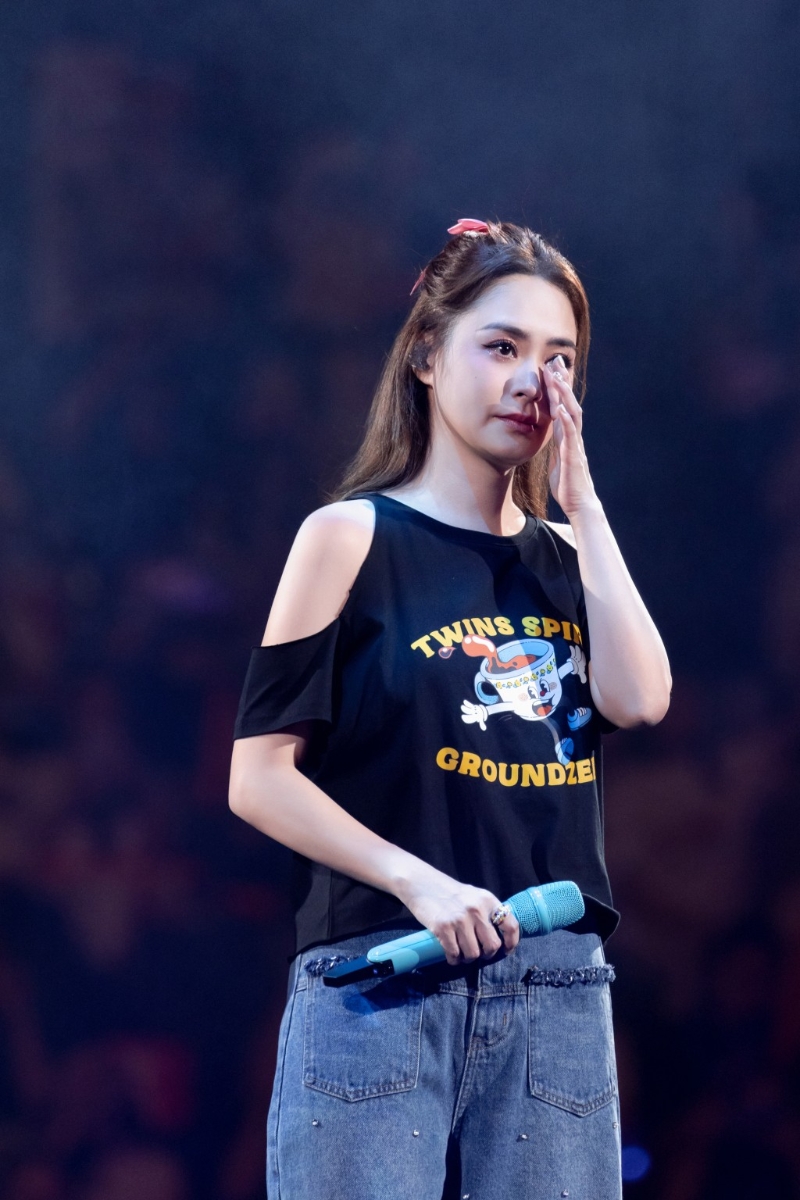 阿嬌被感動(dòng)得不斷抹眼淚。