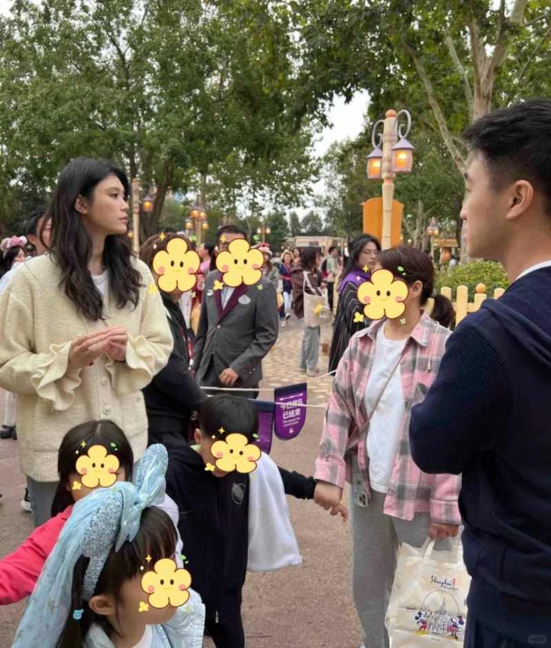何猷君太太奚夢瑤及即將5歲的大仔何廣燊（Ronaldo）和下月3歲生日的細(xì)女Romee，日前現(xiàn)身上海迪士尼。