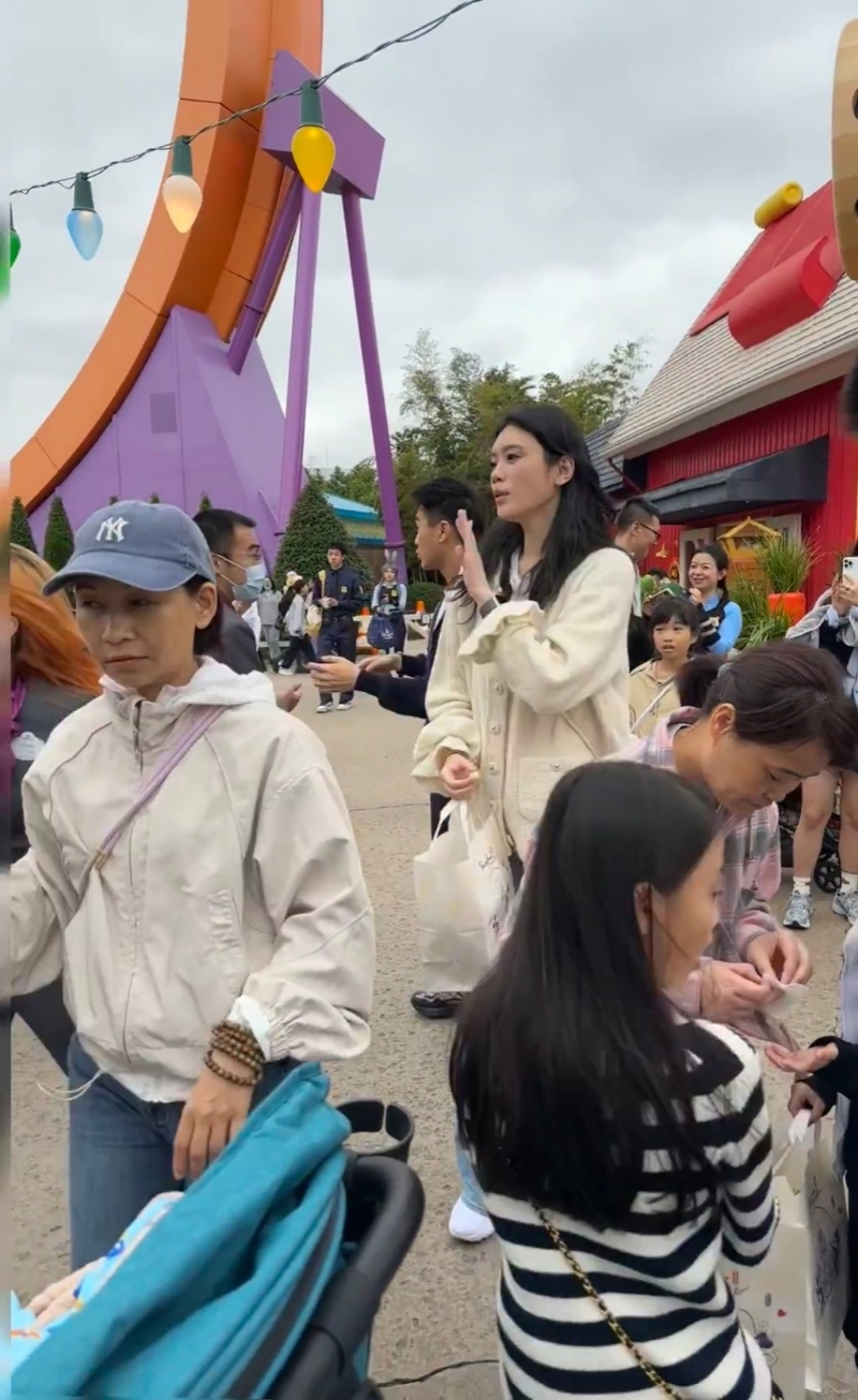 奚夢瑤發(fā)現(xiàn)不停被人偷拍。