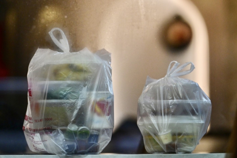 環(huán)保署回覆指，在充分考慮相關(guān)非塑膠替代品的成熟度、普及性和可負(fù)擔(dān)性，才實施進(jìn)一步管制 。