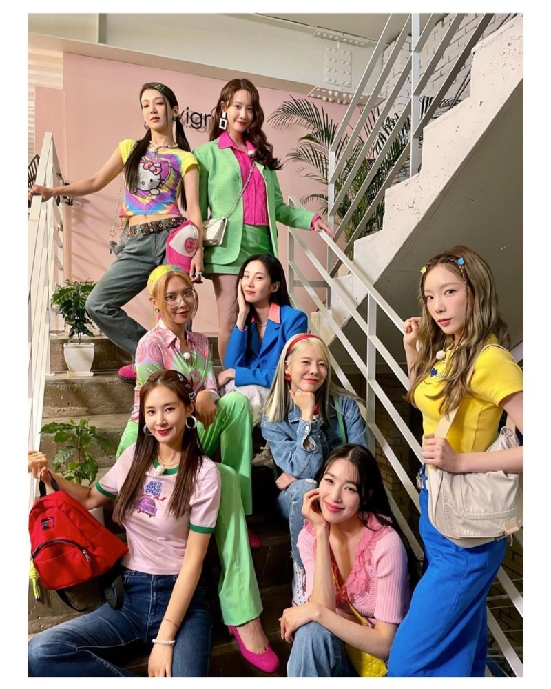 少女時代太妍（右下）乃品牌捧場客之一，她便以品牌手牌配搭搶的休閒服。（圖片來源：IG@yulyulk）