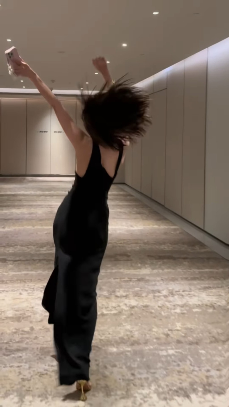 影片中可以看到高海寧穿上一條露背開衩的黑色連身長裙，在酒店走廊隨著工作人員播放近期走紅的洗腦歌《APT.》熱舞。