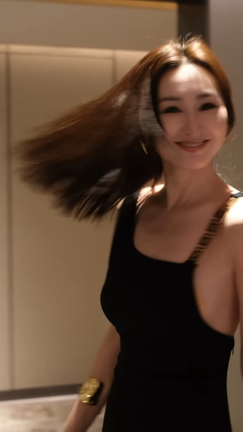 不過就在高海寧忘我地轉(zhuǎn)圈時，其豐滿上圍一覽無遺，更不慎露出些許側(cè)乳，場面非常香艷！