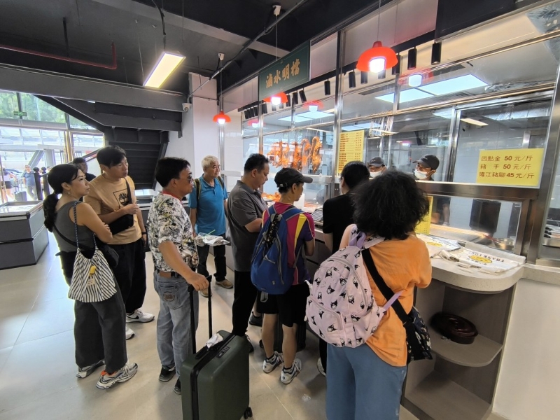 香蓮街市有售賣獅頭鵝的檔口吸引不少港人購買。