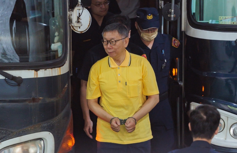 民眾黨新竹市議員李國(guó)璋日前透露，民眾黨主席柯文哲的爸爸柯承發(fā)，目前已住進(jìn)加護(hù)病房；柯粉社團(tuán)有網(wǎng)友爆料，柯文哲已在18日帶著手銬前去探望柯爸。（資料照）