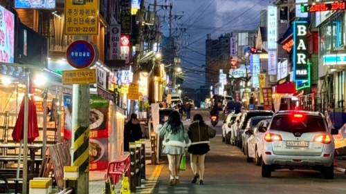 有中國(guó)游客在韓國(guó)濟(jì)州的酒吧被禁錮5小時(shí)，強(qiáng)刷信用卡。 圖為當(dāng)?shù)鼐瓢山帧?小紅書(shū)