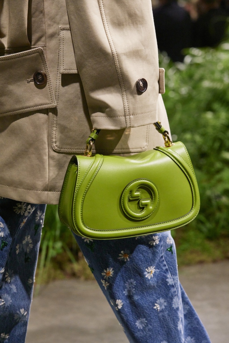 草綠色天然皮革制款式，迎合早春氛圍。