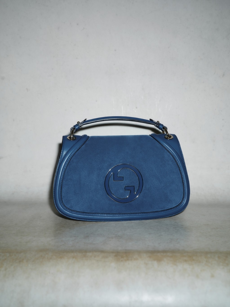 這款以藍色麖皮拼天然皮革，Tone-on-tone的配搭迎合春日氣息。