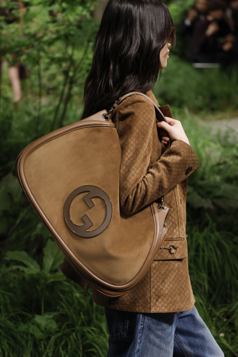 特大號啡色麖皮拼琺瑯黃銅制標志。