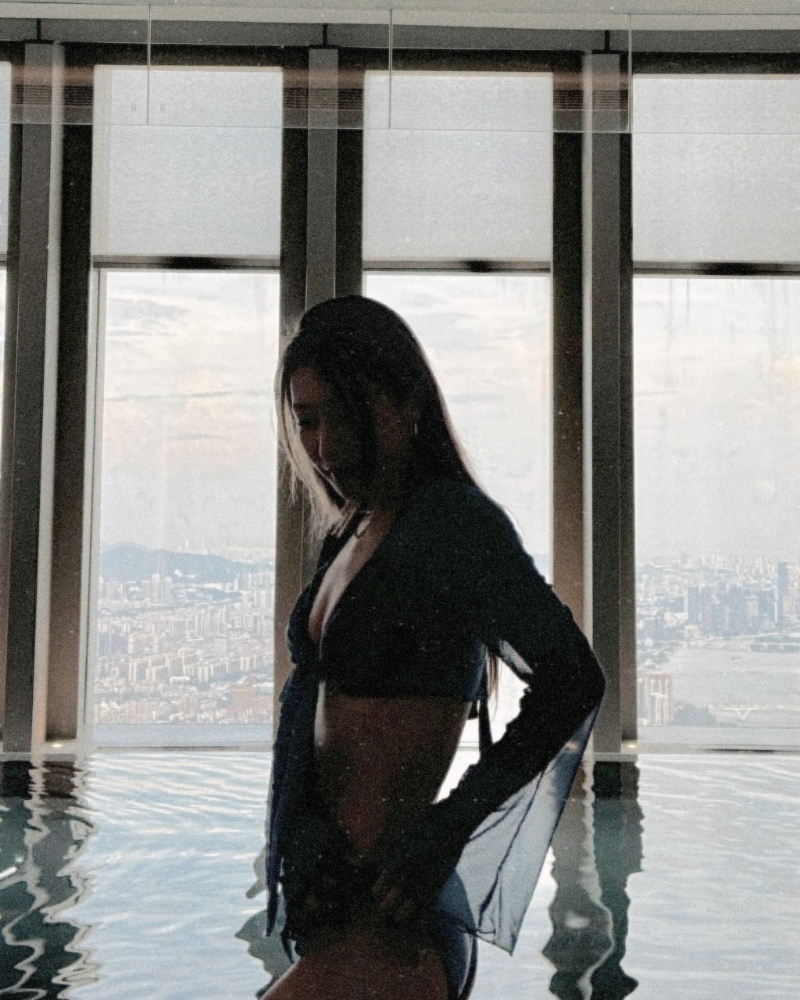 支嚳?jī)x若隱若現(xiàn)。