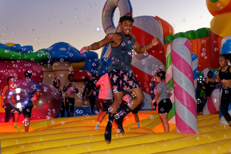 一到入夜即轉(zhuǎn)“夜場”，16歲以上大人就可盡情彈跳。（圖片來源：The Big Bounce）