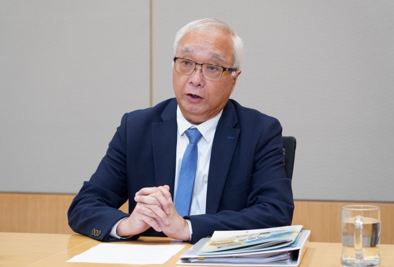 謝展寰表示政府正與大型餐飲業(yè)界合作，試驗第二階段受管制塑膠產(chǎn)品的替代品。