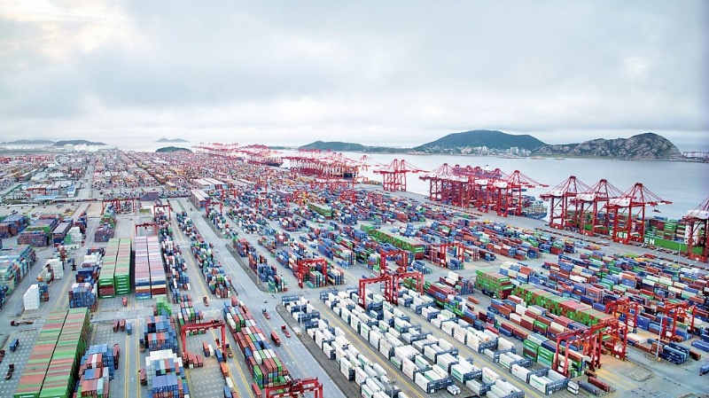 美國(guó)《華爾街日?qǐng)?bào)》網(wǎng)站稱(chēng)，世界銀行數(shù)據(jù)顯示，以船只在港耗時(shí)計(jì)，中國(guó)洋山港排名第一，而表現(xiàn)最好的美國(guó)港口僅排名第53。 （新華社）.jpg