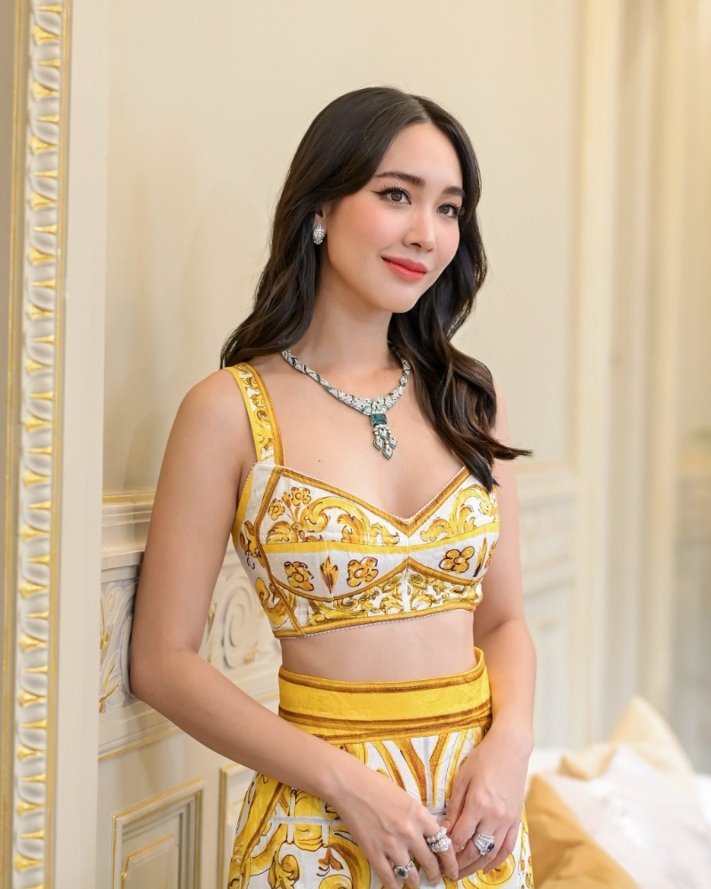 Min在泰國(guó)擁有極高知名度，是當(dāng)?shù)仉娨暸_(tái)的當(dāng)家花旦，曾榮獲泰國(guó)電視金獎(jiǎng)(Tv Gold Awards)最佳女主角的殊榮。