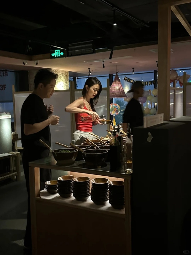 有數(shù)名網(wǎng)民不約而同地表示，在北京三里屯打邊爐時(shí)，巧遇薛凱琪。