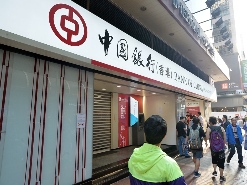 到銀行兌換外幣，一般會(huì)分為電匯和現(xiàn)鈔。電匯是指使用外幣戶口，在兌換后到分行或ATM取回現(xiàn)金，現(xiàn)鈔則是即時(shí)兌現(xiàn)現(xiàn)金。